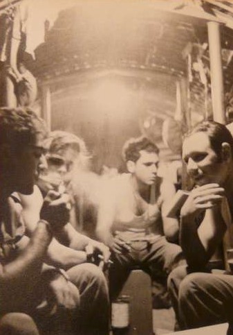 העישון מוסיף אף הוא לניחוחות הבונקר